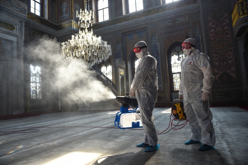 Des agents de la municipalité désinfectent une mosquée à Istanbul. Photo : deepspace